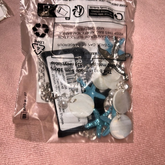 Pretty Little Thing Pearl Starfish Choker Necklace - Picture 4 of 4